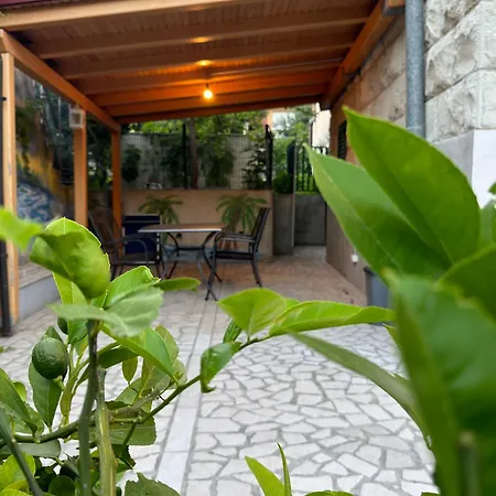 Valentinas Garden Apartment *
